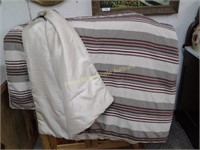 Bed comforter 110"x96"
