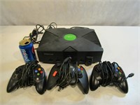 Console Xbox avec 3 manettes