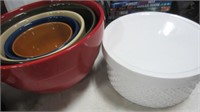 5 MIXING BOWLS AND 1 COVERED DISH