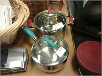 Set of 2 stainless steel pots w/lids