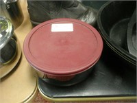Set of 3 Pyrex bowls w/lids