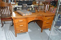 Oak bankers desk comprising 7 drawers