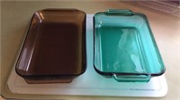 Two vintage Pyrex cake pans/casserole dishes