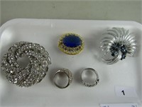 TRAY: COSTUME BROOCHES & RINGS