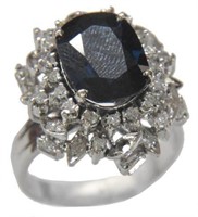 WHITE GOLD DIAMOND RING WITH A LARGE SAPPHIRE.
