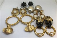 700 - LOT OF MISC COSTUME JEWELRY FROM ESTATE