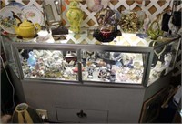 A LIGHTED GLASS DISPLAY CASE. LOCKABLE,