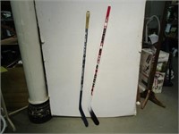 2 bâtons de hockey dont un CCM