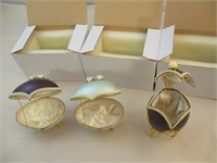 3 œufs de style Fabergé avec support en métal