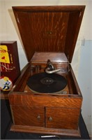Victor VV-VIII Table Top Phonograph w/ Crank