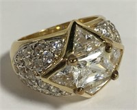 18k Gold Ring With Clear Stones