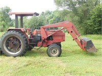 IH 585 Diesel Tractor w/Case IH 2255 Loader
