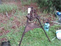 Pipe vise on stand