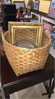 Nice handmade basket, 14 x 18“ in diameter, Santa