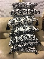 LOT OF 7 DECORATIVE PILLOWS