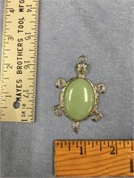 Silver alloy turtle pendant with large green jadei