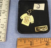 14kt Gold pendant in shape of a tee shirt, says US