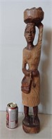 Statue d’une africaine sculptée dans le bois