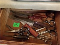 DRAWER FULL OF KITCHEN KNIVES AND SCIRRORS