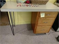 Desk with hair pin legs