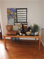 LARGE LOT OF DÉCOR ITEMS AND DESK