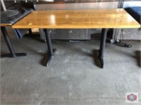 Table rectangular wood top (seems to be oak) with