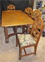 beautiful antique Oak dining room extension table