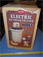 RCW Model 71  4 Quart Ice Cream Freezer