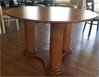 ROUND TABLE WITH PEDASTAL LEGS