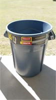 BRUTE BY RUBBERMAID 32 GAL TRASH CAN