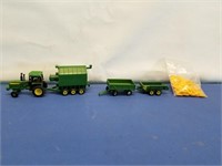 1/64" JD Tractor, Manure Spreader, Wagon, Corn Dry