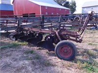 IHC No. 16 – 4-14 hyd lift plow on rubber