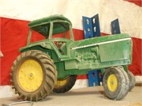 VINTAGE METAL GREEN JOHN DEERE TRACTOR