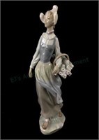 Lladro Porcelain #4860 Dutch Girl With Tulips