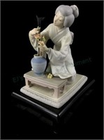 Lladro Porcelain #4840 Flower Arranger Figurine