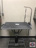 Hydraulic grooming table. No casters. Tilted type