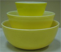 Set of 3 Yellow Pyrex Glass Mixing Bowls