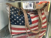 MONTANA WEST BURLAP FLAG SHOULDER BAG