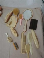 Group of vintage vanity items