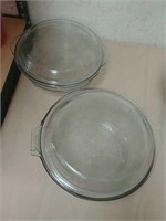 2 vintage Pyrex bowls with lids