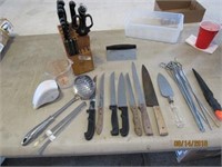 Lot of Knives, Pyrex Measuring Cup (has small