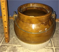 Bean pot with handle