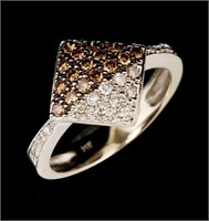 A BROWN AND WHITE DIAMOND 14K GOLD FASHION RING