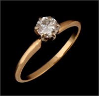 A VINTAGE 14K GOLD DIAMOND SOLITAIRE RING