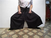 1 Hakama Size 28 noirs Neuf