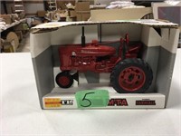 Farmall Tractor Super M - TA Tractor 1/16