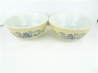 Matching Set of Vintage Pyrex Mixing / Serving