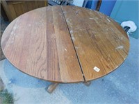Round Oak table - 43" diameter