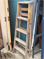 5 foot wood step ladder good usable condition