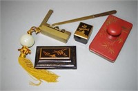 Collection Oriental souvenir items